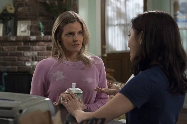 Huangovi v Americe - The Hand That Sits the Cradle - Z filmu - Chelsey Crisp
