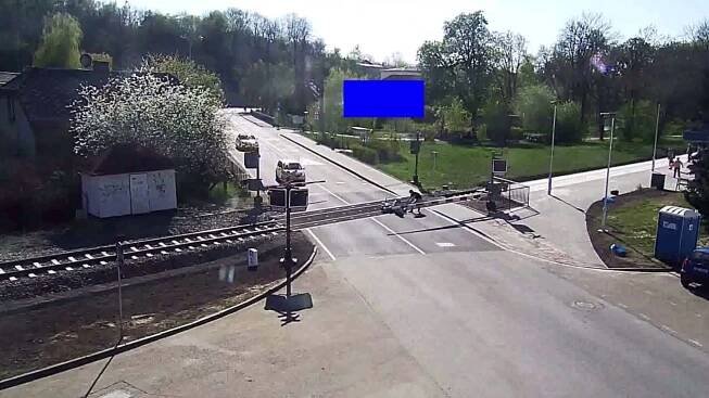 VIDEO: Neuvěřitelná záchrana života před jedoucím vlakem