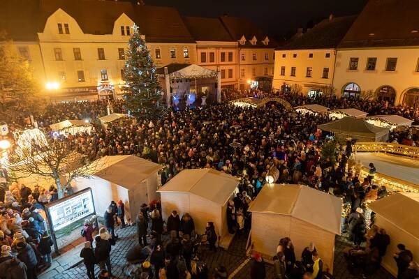 Písek svítí! V neděli se slavnostně rozzářil strom, adventní městečko i kluziště