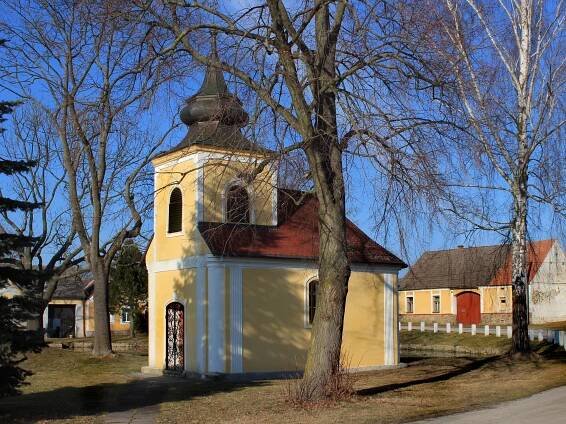 Újezdec (JH), chapel (cropped).jpg