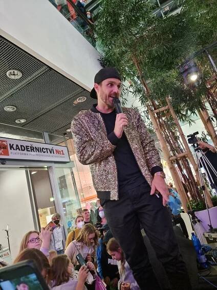 Pán kožichů na předhlídkovém mole. Leoš Mareš v Jihlavě moderoval i zpíval