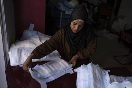Krejčí z Gazy kvůli válečným potřebám šijí plenky místo svatebních šatů