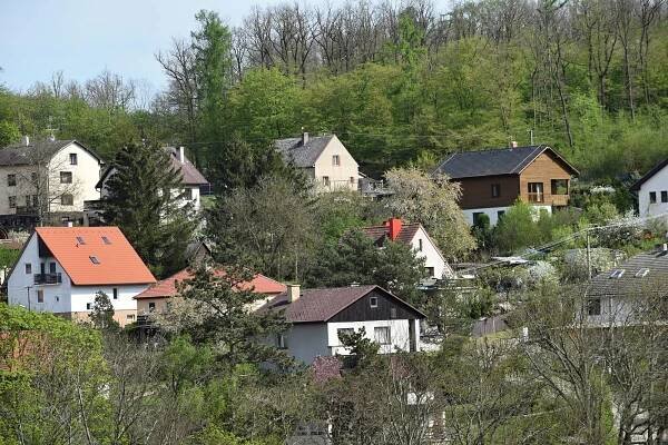 Z městyse zmizely kontejnery na papír a plasty, domácnosti mají své popelnice
