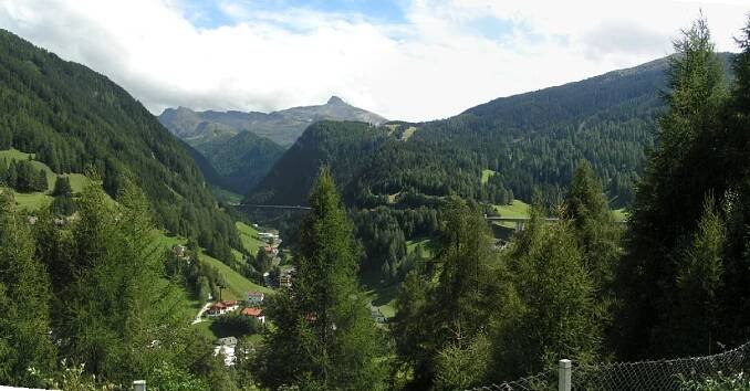 Súbor:Brennerpass near Gries am Brenner.jpg