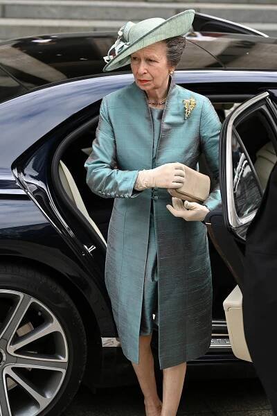 Outfity princezny Anny jsou hitem TikToku. Dáma v uniformě získává mladé stylem