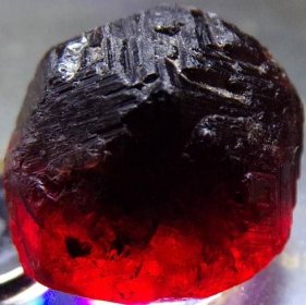 Granát Červený - Přírodní neleštěný krystal - Drahokam 4,91 g - TOP - Minerály a zkameněliny