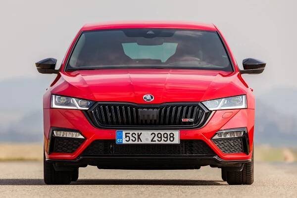 Je Octavia RS sportovní auto? Záleží na optice, kterou se na ni díváte. Ale je taky dobré auto? Rozhodně ano!