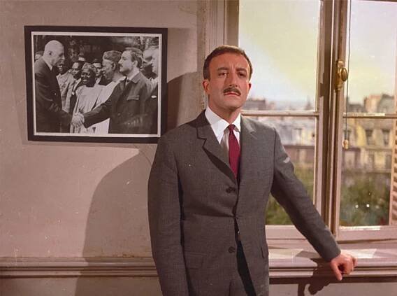 Peter Sellers ve filmu Komisař Clouseau na stopě (1964).