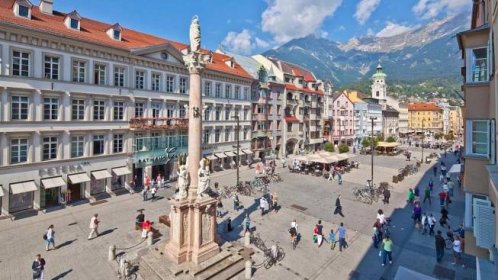 Innsbruck is large enough to be home to a pulsating shopping area with many restaurants and retail outlets. Yet, at the same time, it is small enough to bump into friends and acquaintances in the Maria-Theresien-Straße at any time of the day., © Innsbruck Tourismus