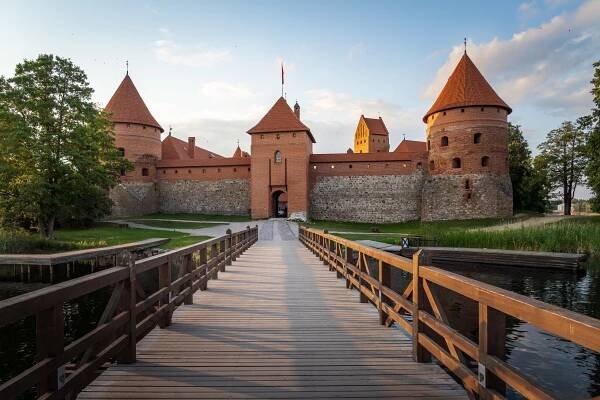 dřevěný most a hrad ostrova trakai - trakai, litva - trakai - stock snímky, obrázky a fotky