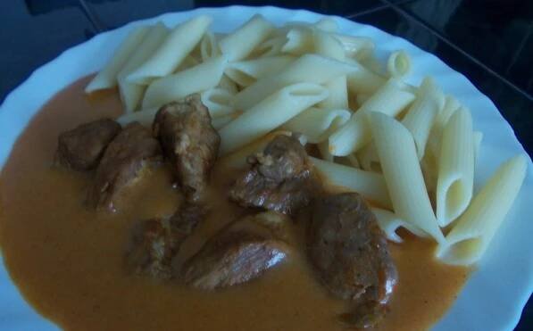 Recept: Vepřové kostky na paprice s těstovinou