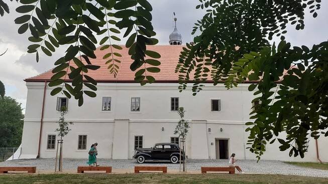 Z ruiny se vyklubal krásný zámek. Zázrak, zaznělo při otevření Mirošovic