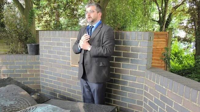 Mike Chapman z muzea Bletchley Park u památníku polských kryptoanalytiků