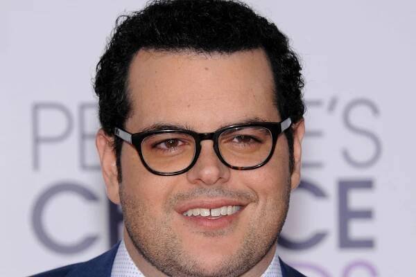 Josh Gad smiles on the red carpet.