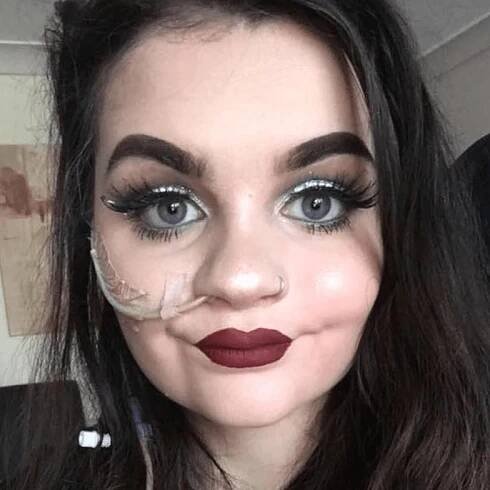 Aspiring Makeup Artist Emily Jones Doesn't Let a Feeding Tube Stop Her Glow