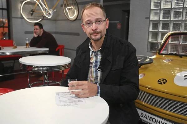 Známý kudrnatý herec z Princezny ze mlejna oslavil své 45. narozeniny: Jak ve dnešní době vypadá Radek Valenta - Zivot