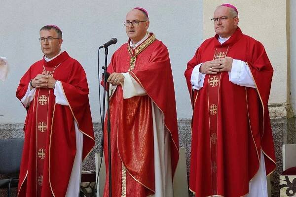 Pouť a bohoslužba pod širým nebem na Vavřinečku u Domažlic.