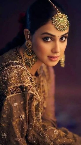 Genelia D’Souza’s timeless beauty shines through in THESE pics