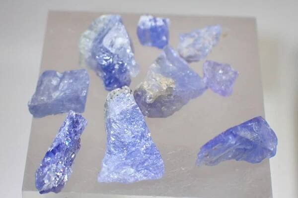 Tanzanit přírodní krystaly set 8 ks 12,85ct | Eminerals.cz