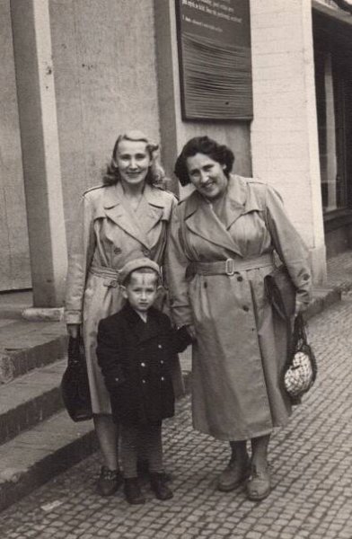 Photograph of Minka Blahová, Irena Werner and Peter as a three-year-old.
