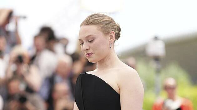 Mia Threapletonová v Cannes (19. května 2025)