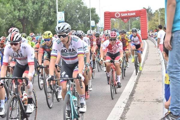 Video: Sagan fantasticky rozbehol špurt pre Bennetta, ktorý vyhral 7. etapu Vuelta a San Juan - SITA.sk