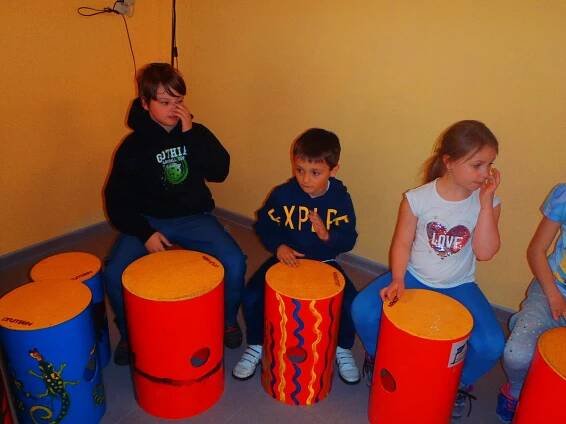Hravé bubnování s Drumbeny 2 - foto -duben 2017 .:: Škola Kavčí hory