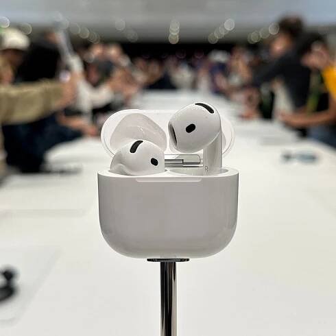 I Tried Apple's AirPods 4 and the Noise Canceling Is Better Than I Expected