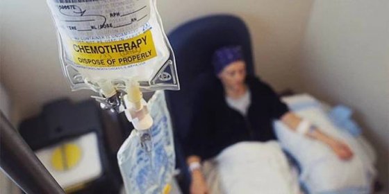 Žena podstupující chemoterapii
