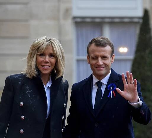 Macron chce Emily zpátky v Paříži: Vybere si špagety nebo bagety? - Houpací Osel