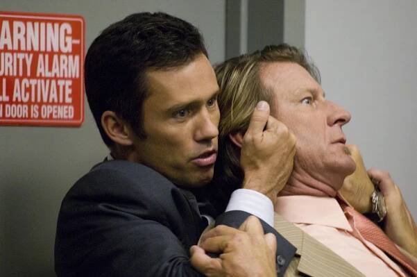 Status: Nežádoucí - Hledaná osoba - Z filmu - Jeffrey Donovan, Brett Cullen