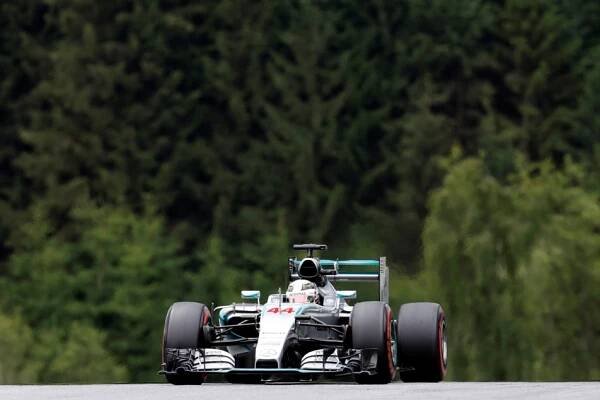 Hamilton posedmé v sezoně ovládl kvalifikaci, vyhrál v Rakousku