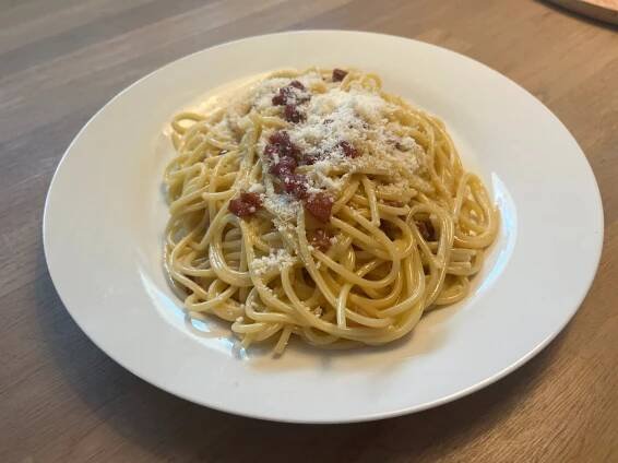 Oběd do 30 minut? Uvařte si pravé italské špagety carbonara s Emanuelem Ridim!