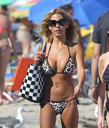 Playmate a trojnásobná máma Shauna Sand má i ve čtyřiceti co ukázat, v bikinách je pořád kus!