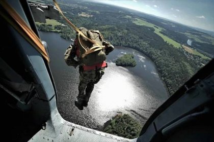 OBRAZEM: Skočit z 300 metrů a trefit přehradu. Chrudimští vojáci na Seči vyzkoušeli seskoky do vody