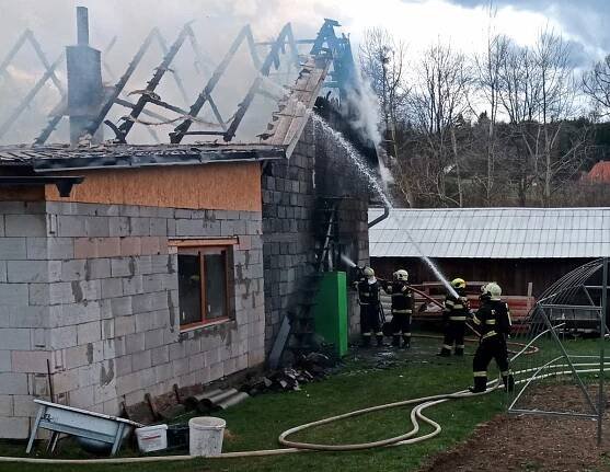 Rozsáhlý požár v Huslenkách se hasičům podařilo rychle zdolat