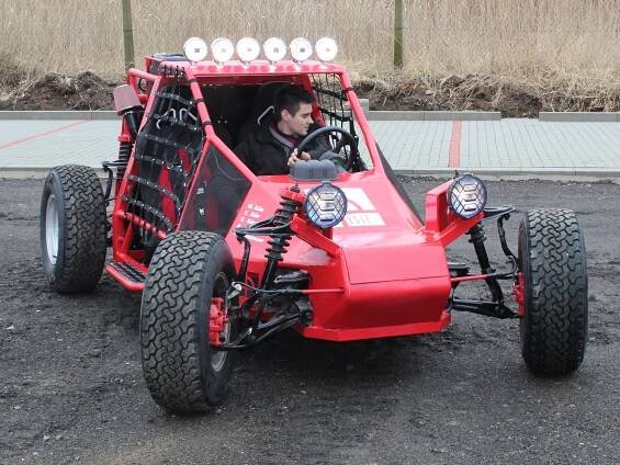 Stará honda frčí dál. V podobě buginy