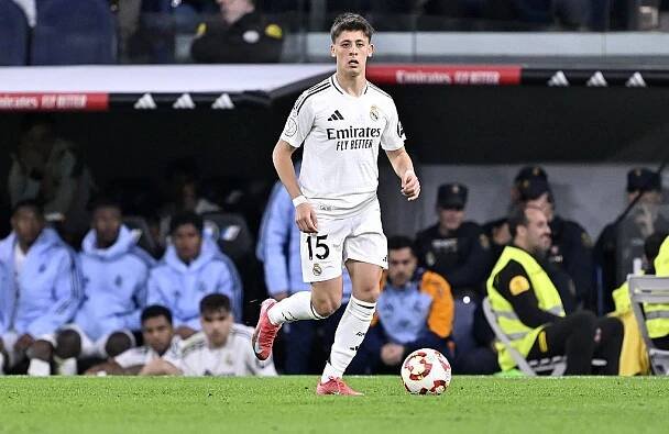 MADRID, SPAIN - APRIL 01: Arda Guler of Real Madrid in action during the Copa del Rey semifinal match between Real Madrid and Real Sociedad at Estadio Santiago Bernabeu on April 01, 2025 in Madrid, Spain. (Photo by Burak Akbulut/Anadolu via Getty Images) Liverpool