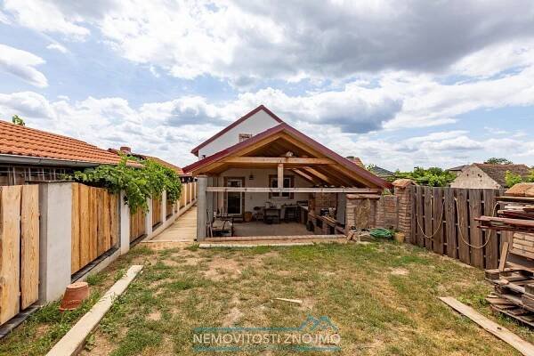 Apartmánový dům s lisovnou, vinným sklepem, venkovní pergolou a zahradou, k. ú. Drnholec | Reality.iDNES.cz 