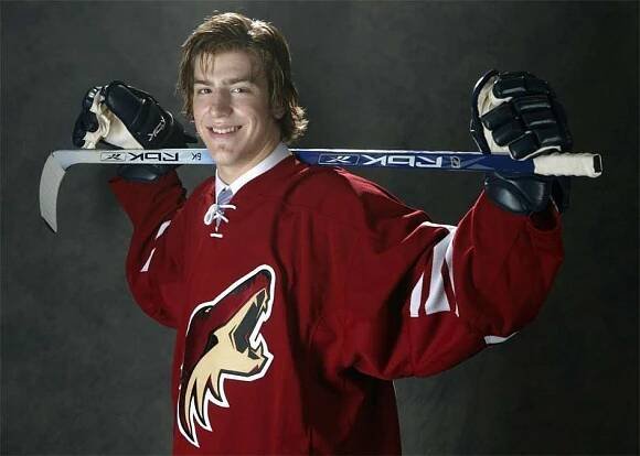  Osmička draftu  V roce 2006 se jedničkou draftu NHL stal Erik Johnson. Až za ním šli na řadu Jordan Staal, Jonathan Toews, Nicklas Bäckström či Phil Kessel. Z českých hokejistů nejlépe dopadl Michael Frolík, který se dočkal jako desátý v pořadí. Osmičkou draftu se tehdy stal Mueller, na něhož ukázal Phoenix.