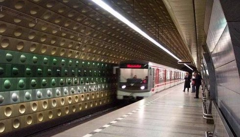 Zavřená stanice metra Malostranská kvůli eskalátorům: Cestující museli vystupovat jinde