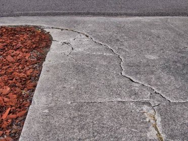Popraskaný beton na terase – jak ho opravit?