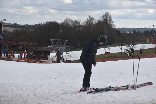 Biatlon v Novém Městě nezastaví lyžování na Harusáku. Parkování si pohlídají