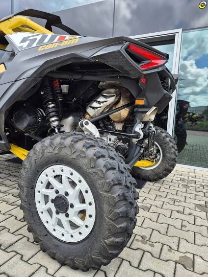 CAN-AM Maverick R