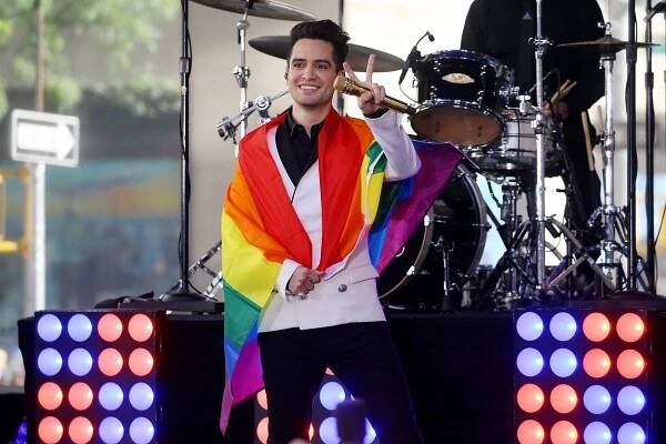 Jsem pansexuál a líbí se mi i muži, tvrdí ženatý zpěvák Brendon Urie
