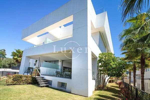 Prodej řadového domu kousek od moře 4+kk/T/P, 175 m2, Marbella - Španělsko | Luxent