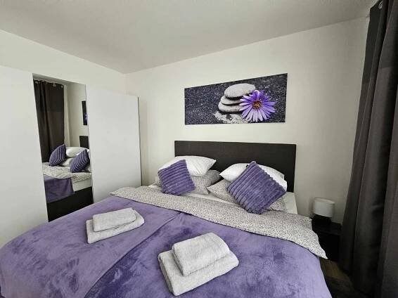 Dům se dvěma byty, zahrada, WiFi, Netflix a parkování zdarma, klidná část Hradce Králové, hotel v destinaci Hradec Králové