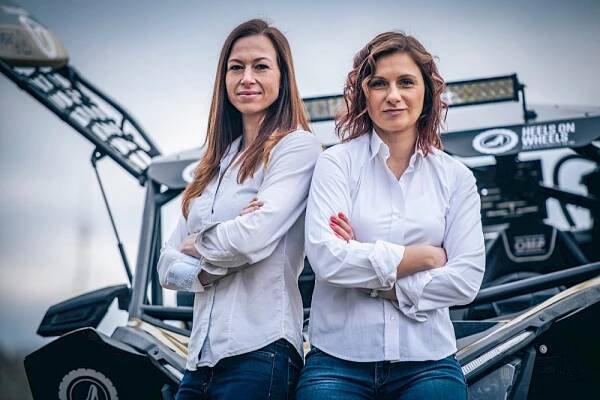 MOTORMIX - "Holky z kanclu" míří na Dakar. Manažerka Hlavatá a bývalá motorkářka Budínová pojedou s netradičním logem Podpatky