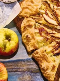 Tarte mit Äpfeln und Camembert: Manche lieben's käsig