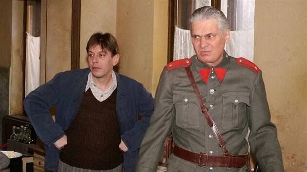 Ondřej Mikulášek (vpravo) s hereckými kolegou Janem Apolenářem v seriálu Četnické humoresky.
